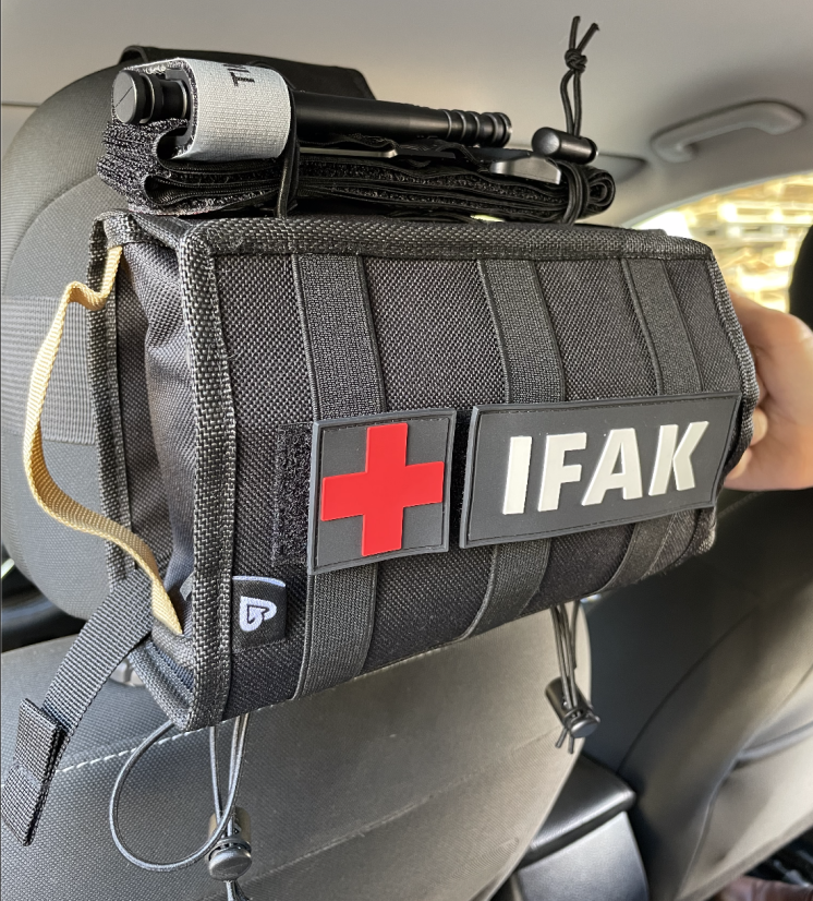BexaCAR - IFAK do auta (head rest)